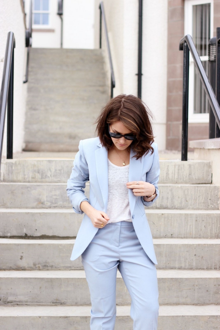exemple de tailleur pantalon femme de couleur bleu pâle combiné avec débardeur blanc, idée de tenue casual smart pour femme