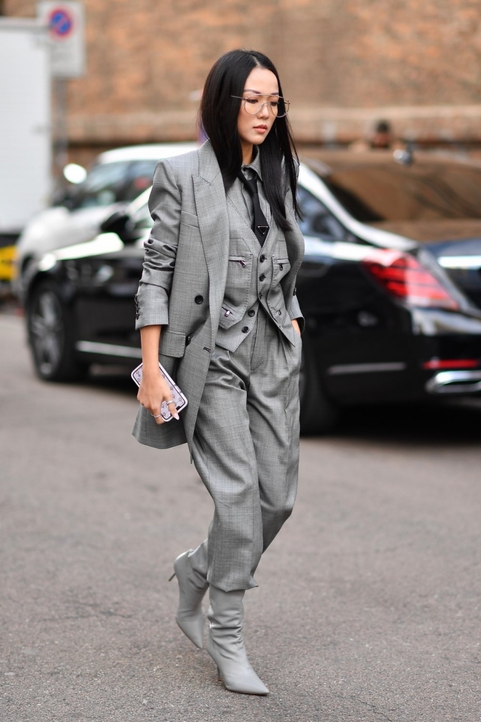 idée comment bien s'habiller femme chic et moderne avec un tailleur pantalon femme de couleur gris et chaussures hautes