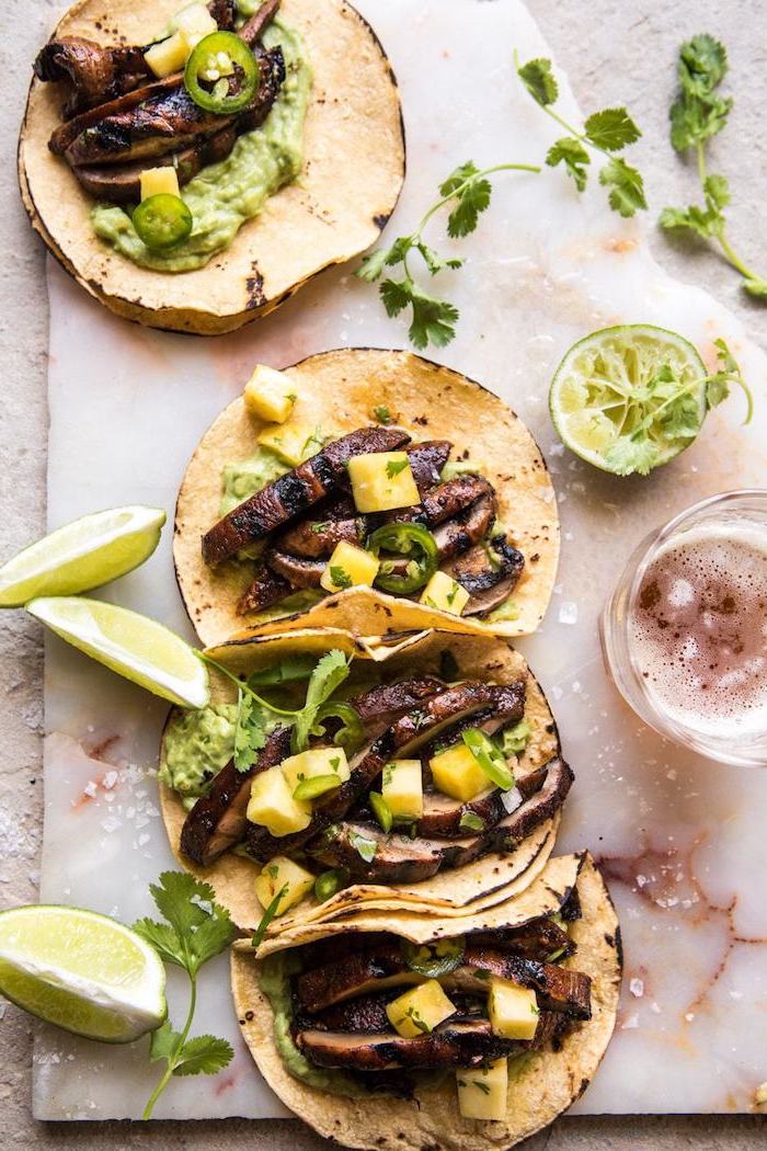 tacos maison simple avec des champignons, mousse d avocat et des dés d ananas sur une tortilla