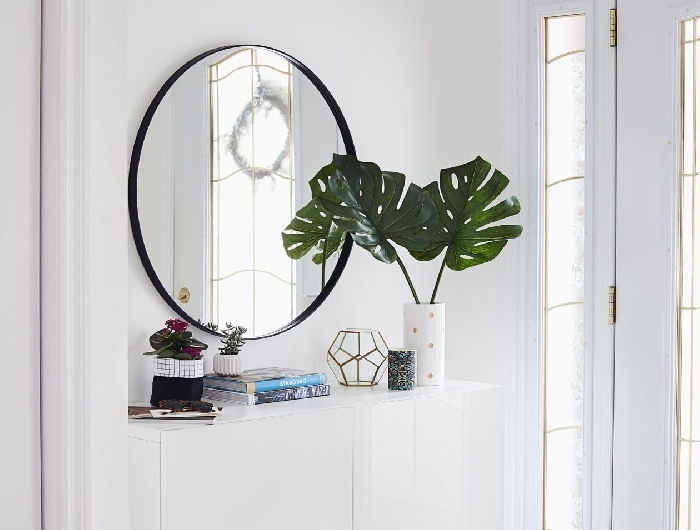 entrée maison décoration intérieure style minimaliste déco scandinave murs blancs carreaux motifs héxagonaux miroir rond noir