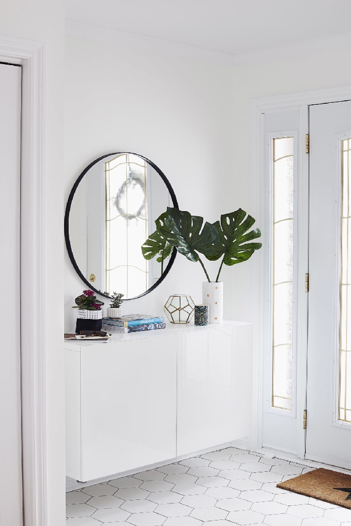 entrée maison décoration intérieure style minimaliste déco scandinave murs blancs carreaux motifs héxagonaux miroir rond noir