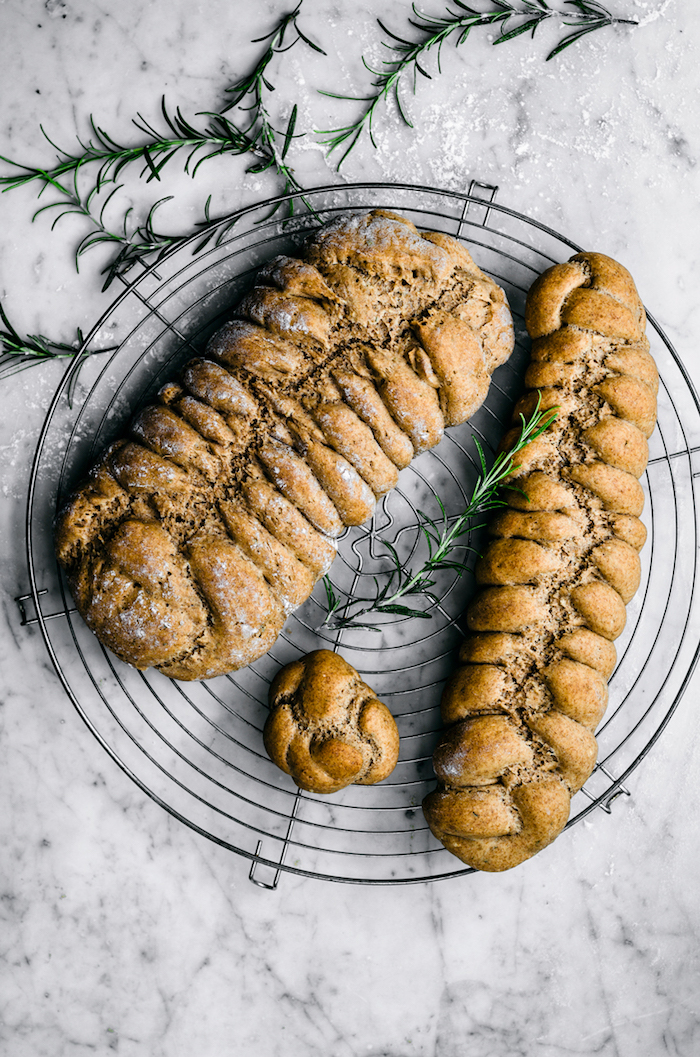 comment faire du pain de siegle et éperaute au romarin, idée comment faire du pain complet simple