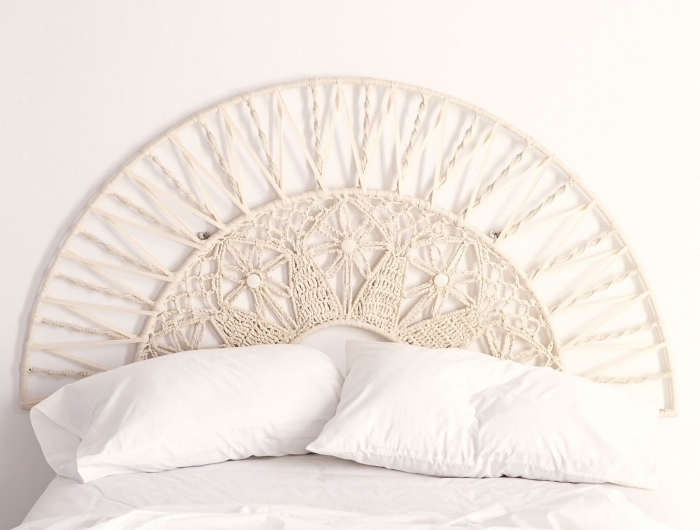 fabriquer une tete de lit de style bohème design chambre à coucher boho moderne décor minimaliste linge de lit blanc tête demi cercle macramé