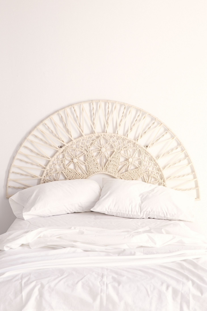 fabriquer une tete de lit de style bohème design chambre à coucher boho moderne décor minimaliste linge de lit blanc tête demi cercle macramé