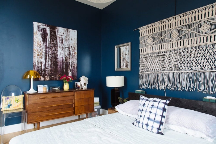 fabriquer une tete de lit en corde macramé idée peinture murale tendance bleu foncé chambre à coucher armoire bois lampe jaune et blanc