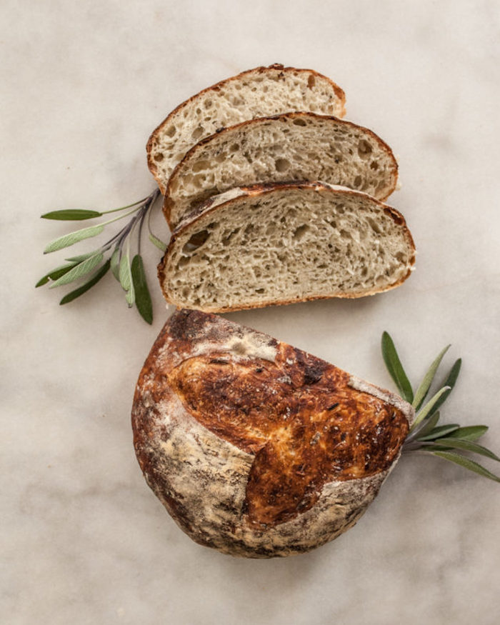 faire son pain chez soi, idee de pain maison avec farine de blé entier au romarin, pain de campagne original