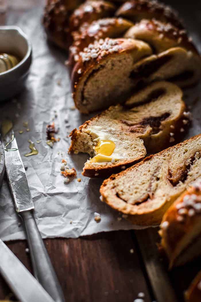 faire du pain maison simple, exemple de pate a pain briochée à la cannelle à déguster avec beurr et miel