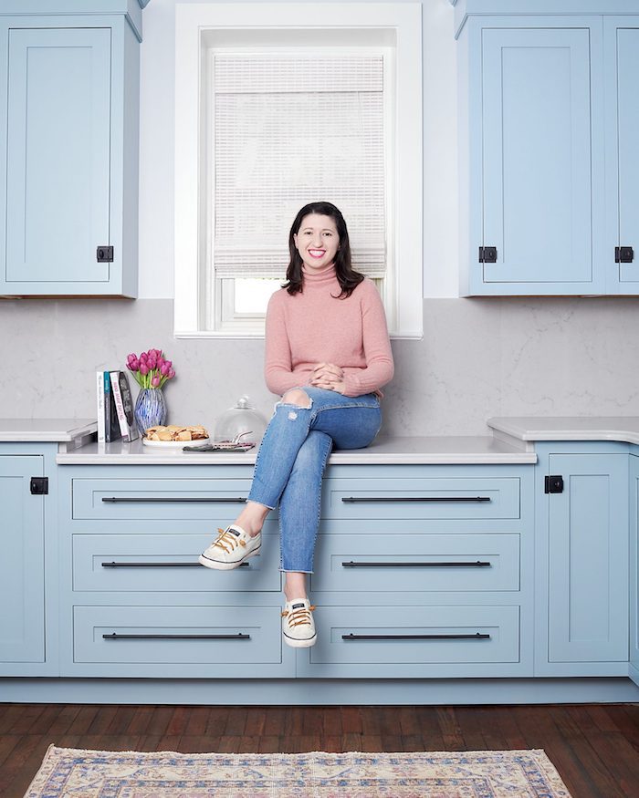 Femme assise sur la cuisine couleur qui vont ensemble, maison tendance déco idée peinture cuisine bleu claire