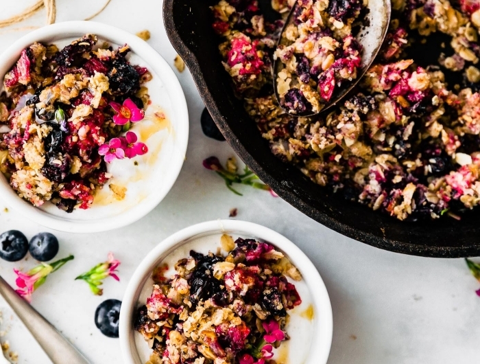 flocons d avoin dessert facile pour recevoir recette saine sucrée yagourt fruits séchées noix concassées myrtilles poêle préparation dessert simple healthy