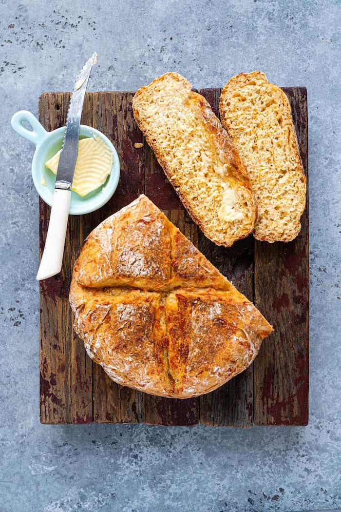 pain de campagne aux herbes et fromage, idee pour faire du pain maison pour le repas de midi