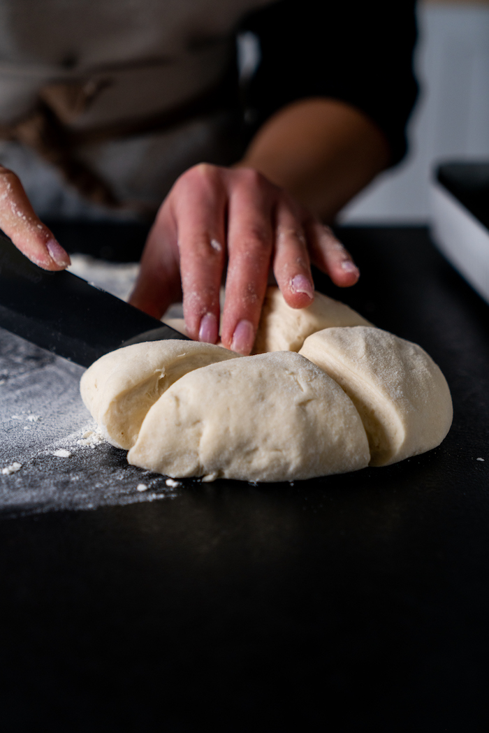 couper la boule de pâte avec couteau, idee comment faire une galette indienne, pain plat traditionnel à la poêle