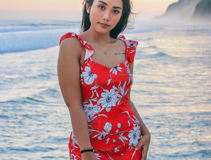 habillee tenue femme rouge robe courte a fleurs blanches tenue au bord de la mer robe longue a fleur les plus belles robes fleuries robe femme habillée vue de l ocean californie photo