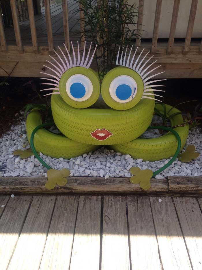 décoration jardin avec pneu, DIY grenouille de jardin fabriquée avec pneus recyclés, idée objet de déco de jardin facile à faire