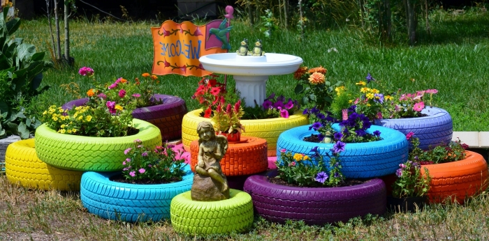 idée déco recup originale, exemple comment bien aménager un petit jardin avec jardinières DIY en pneus recyclés