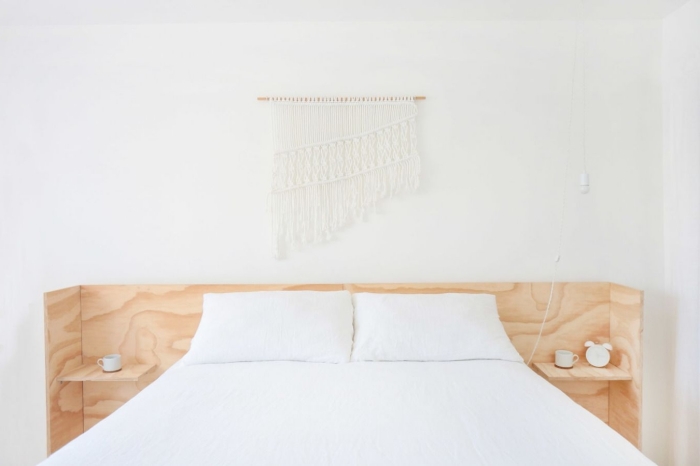 idee tete de lit design intérieur style boho minimaliste aménagement chambre à coucher blanc et bois tête de lit avec rangement bois macramé