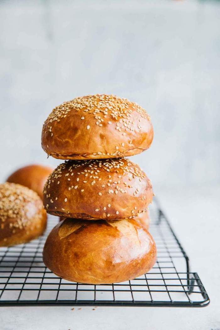 exemple de pain hamburger maison saupoudré de graines de sésame, recette boules de pain maison simples