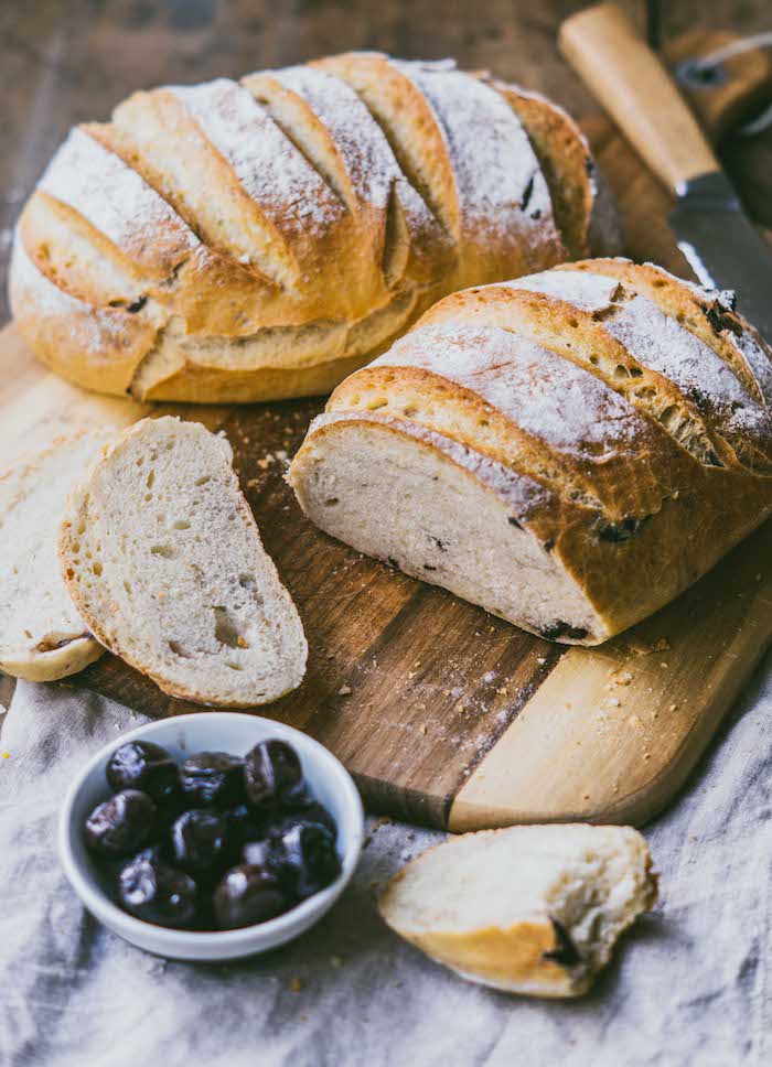 comment faire du pain, pain de campagne aux olives, idee comment faire du pain maison traditionnel, recette italienne 