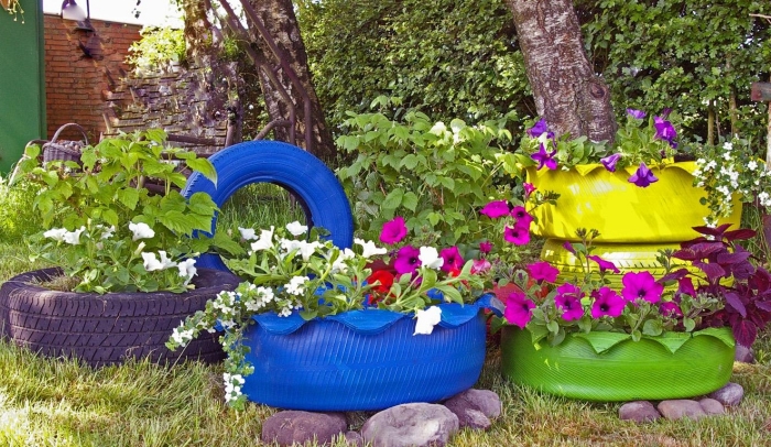 que faire avec un pneu usagé, décoration extérieure avec objets recyclés, design petit jardin avec jardinières DIY en pneus