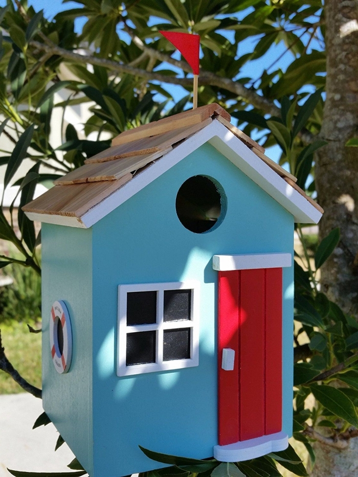 exemple comment décorer une cabane a oiseaux de façon originale avec peinture bleue et porte en bâtons de bois rouges
