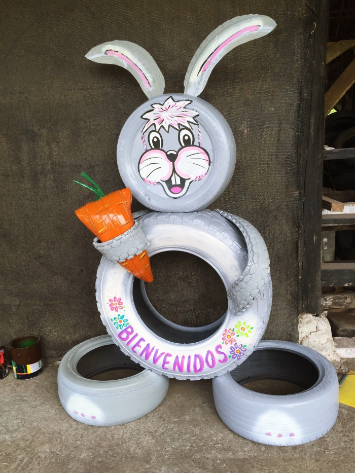 comment décorer son extérieurs avec matériaux de récupération, idée de diy deco recup facile, modèle de figurine de lapine en pneu