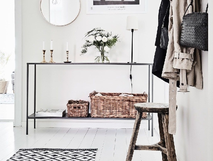 idée déco couloir tapis blanc et noir revêtement de sol parquet bois blanc meuble métal rangement miroir rond panier fibre naturelle