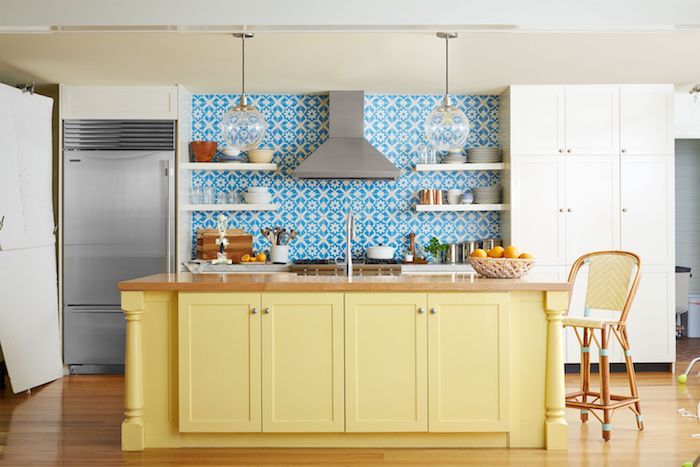 Bleu carrelage et jaune ilot couleur cuisine moderne, déco idée couleur mur cuisine intérieur