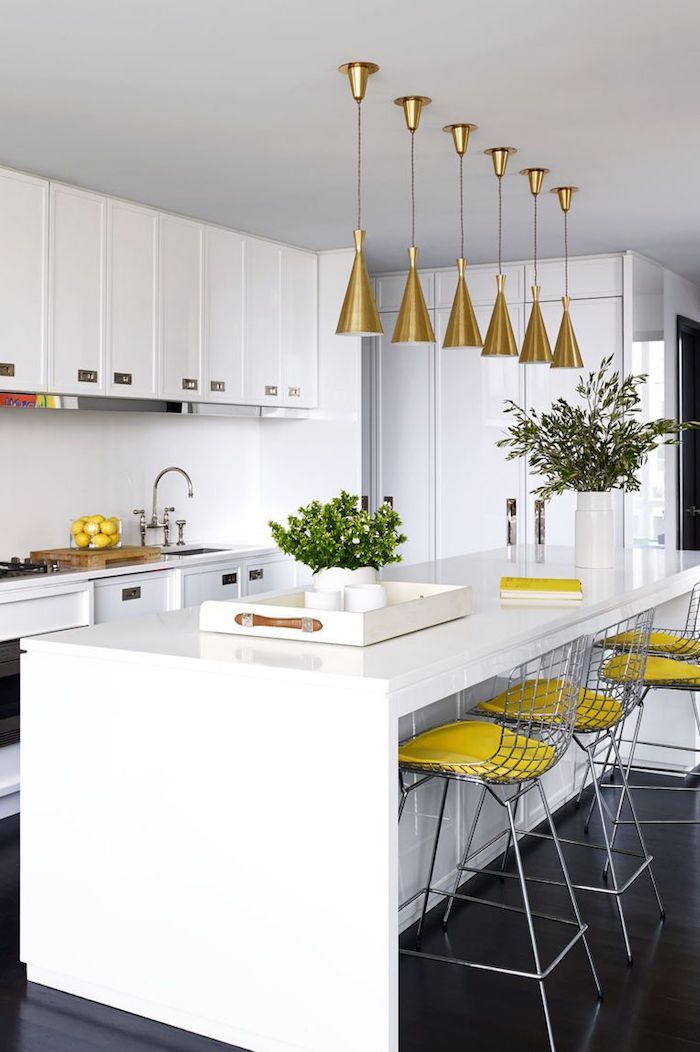 Chaises hautes jaunes idée couleur de peinture pour cuisine, tendance couleur cuisine 2020