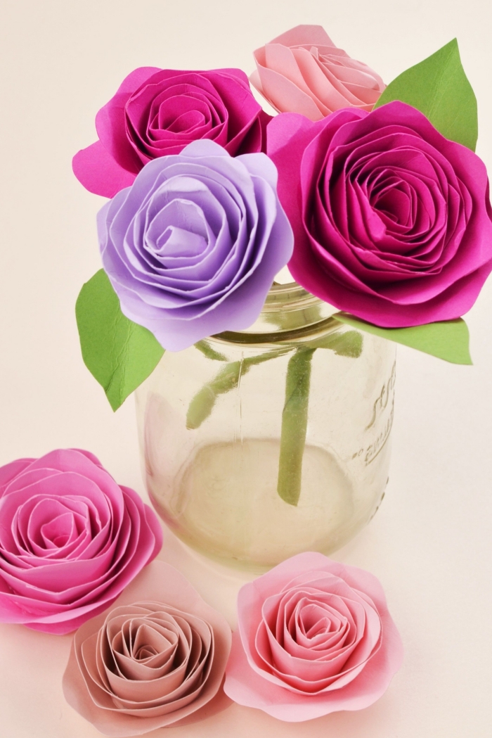 activité manuelle adulte, idée comment faire un bouquet de fleurs en papier facile, modèles de roses en papier coloré