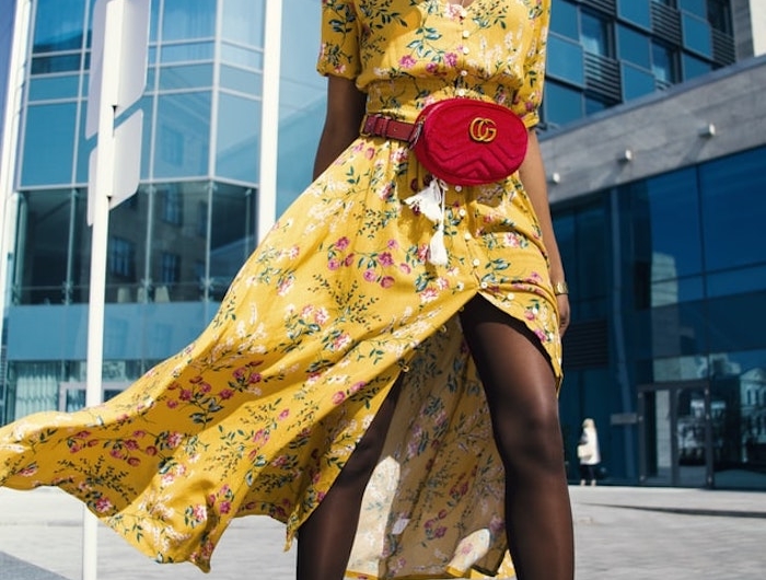 jaune robe longue fleurie parfaite pour les vacances d ete idee robe été femme sac a main banane rouge robe a fleur longue inspiration pour les vacances voyages femme