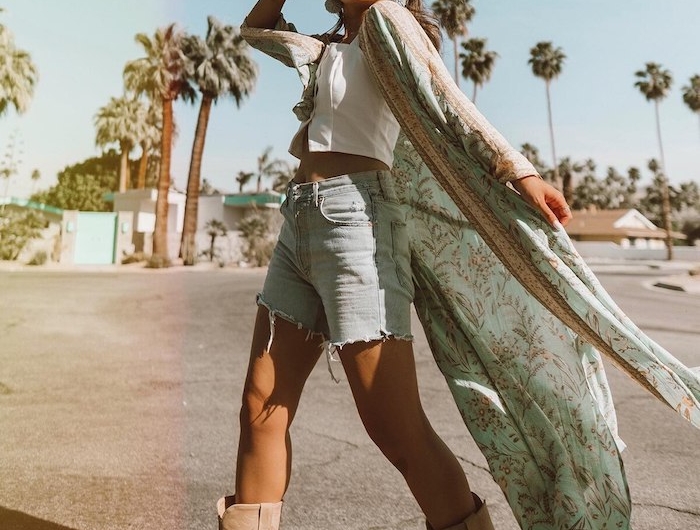 jean shorts top blanc court kimono long pour un look boheme palmiers californie vetement femme chic robe longue été femme bien habillee bottines