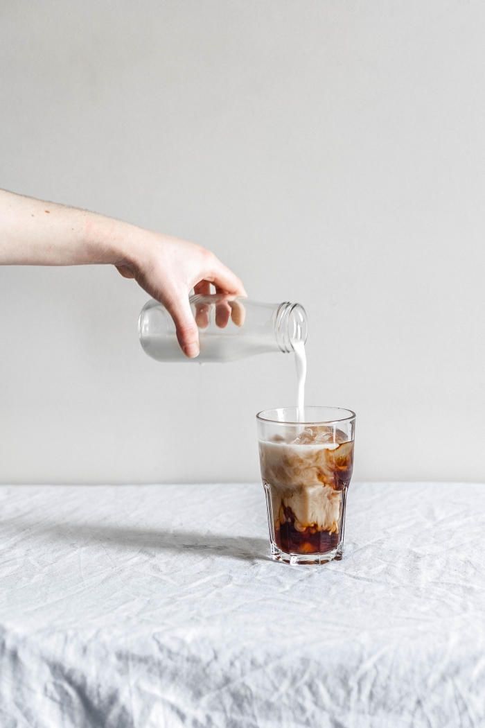 exemple comment préparer un café glacé nespresso, verre rempli de café instantané et lait avec glaçons