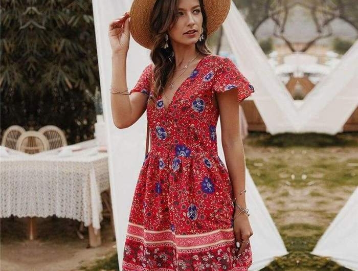 le style boheme mariage boheme chic dans un jardin robe d été femme originale adopter le style bohème chic avec une robe fleurie courte