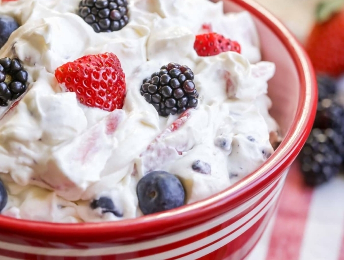 les meilleurs desserts d été bol de fruits frais myrtilles mûres fraises framboises yaourt crème légère mascrapone fromage