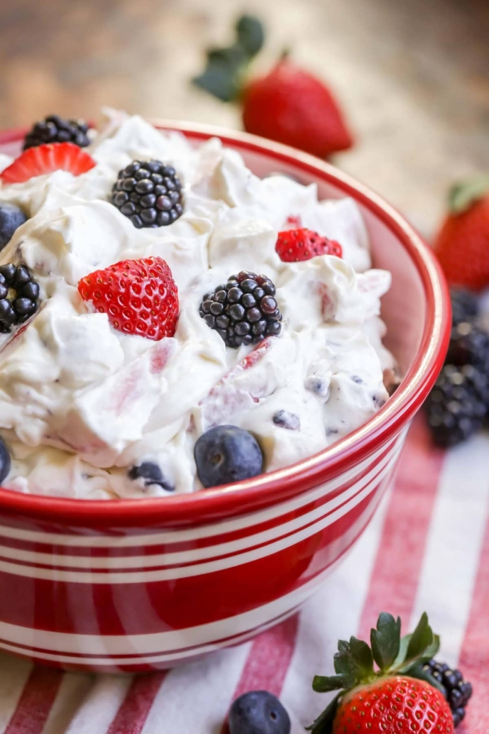 les meilleurs desserts d été bol de fruits frais myrtilles mûres fraises framboises yaourt crème légère mascrapone fromage