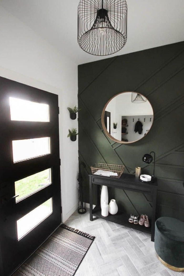 luminaire contemporaine métal noirci miroir rond cadre bois peindre couloir deux couleurs mur vert de gris meuble noir tabouret velours