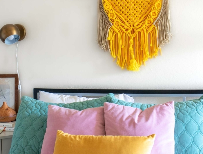 macramé bicolore corde jaune et beige noeud tete de lit diy décoration chambre à coucher diffeuseur huiles essentielles coussins décoratifs