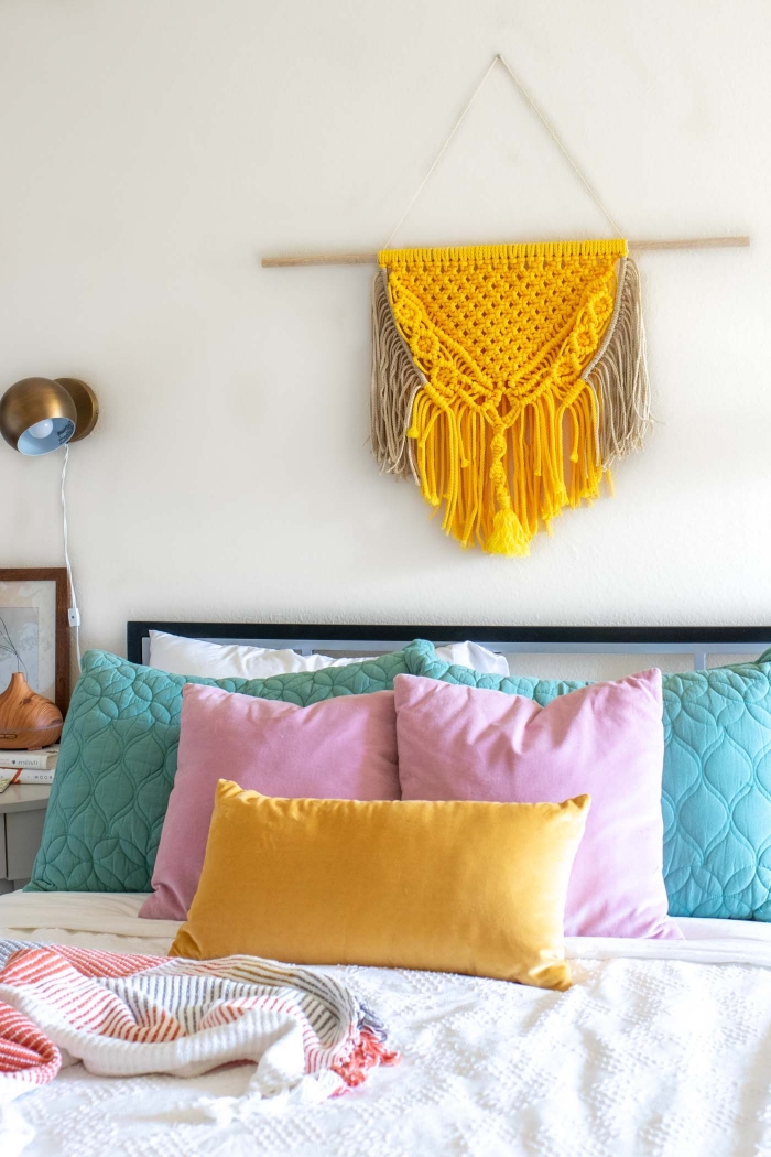 macramé bicolore corde jaune et beige noeud tete de lit diy décoration chambre à coucher diffeuseur huiles essentielles coussins décoratifs