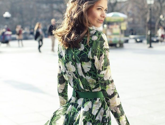 magnifique femme belle photo robe a fleur longue femme bien habillée en robe longue fleurie robe verte a fleurs blanches pochette ultra moderne
