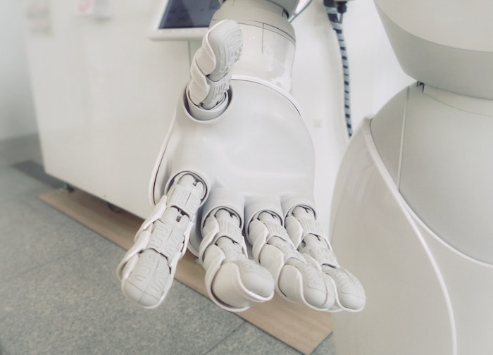 Restaurant néerlandais qui aide ses employées avec serveurs robotiques 