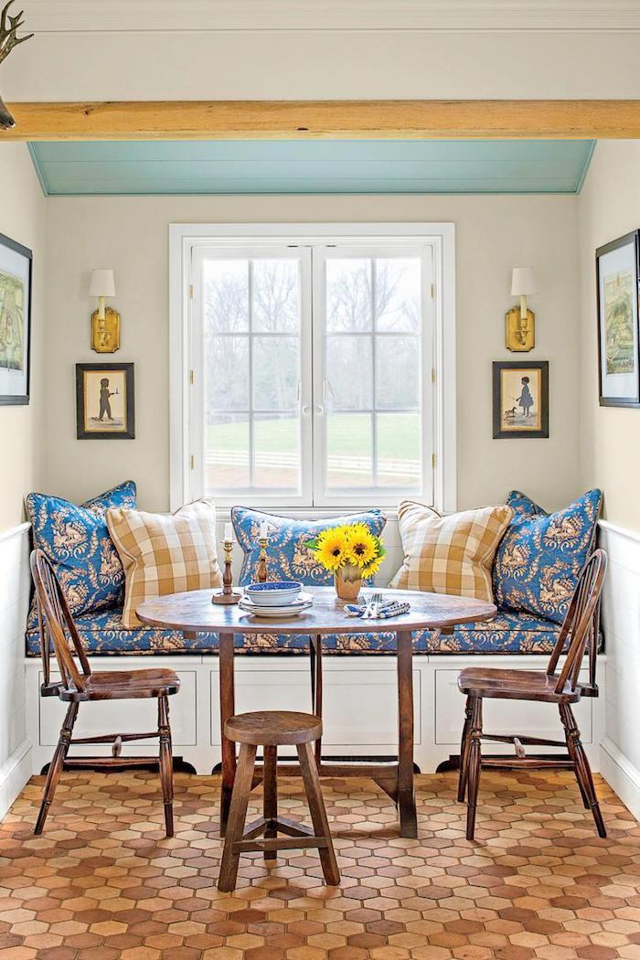 Canapé avec coussins confortable salle §a manger cuisine tendance 2020, associer les couleurs dans une cuisine