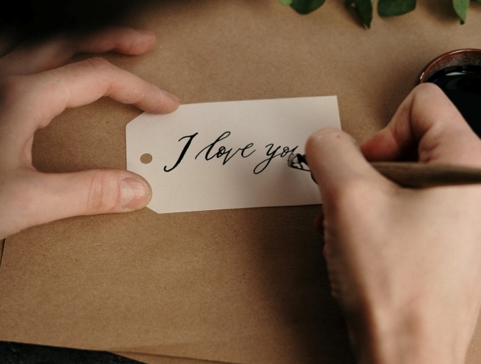 message je t aime lettres amour surprise cadeau papier emballage branches feuilles vertes étiquettage matériaux activité manuelle