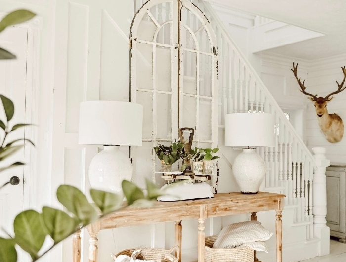 meuble bois clair lampe blanche plantes vertes entrée maison décoration couleur nature aménagement entrée style rustique escalier blanc