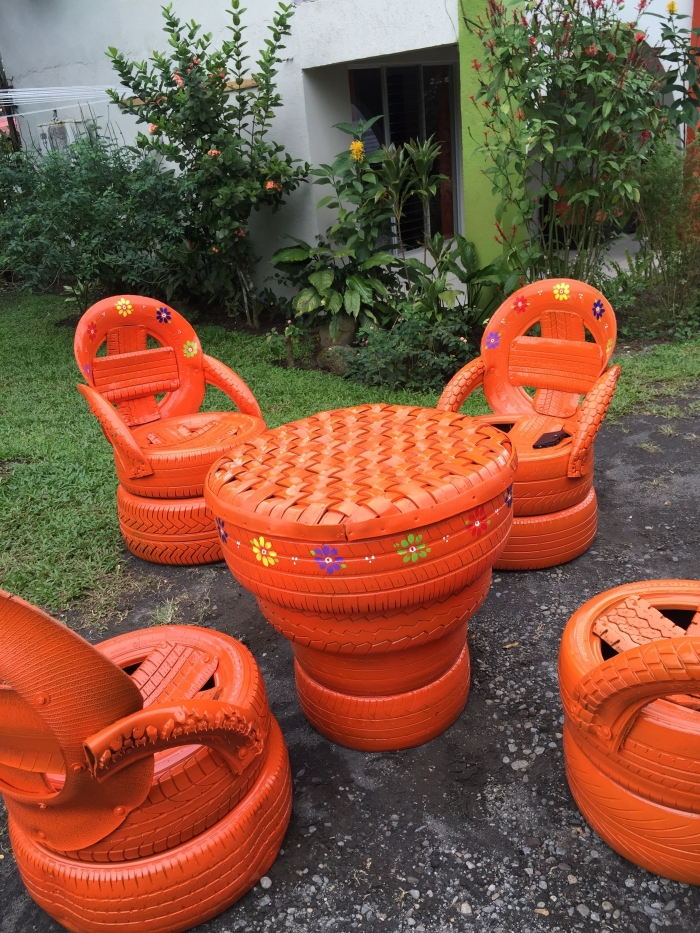 décoration jardin avec pneu, DIY salon de jardin avec table et chaises en pneus recyclés, modèle de table extérieur à faire facile