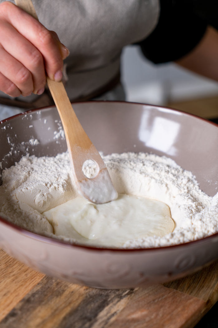 mélanger le yaourt et la farine, étape pour réaliser une recette naan maison à base de farine blanche, levure et bicarbonate de soude