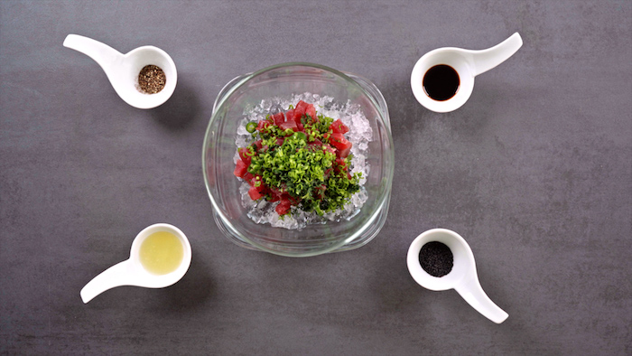 comment faire tartare de thon et avocat, idée mélanger les ingrédients dans un saladier au bain de glaçons