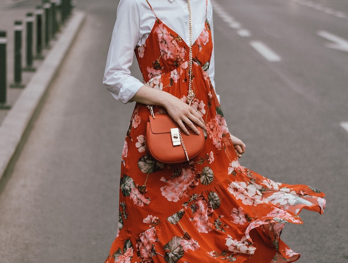 midi robe associée à une chemise blanche et baskets blanches photo robe a fleur longue femme bien habillée en robe longue fleurie