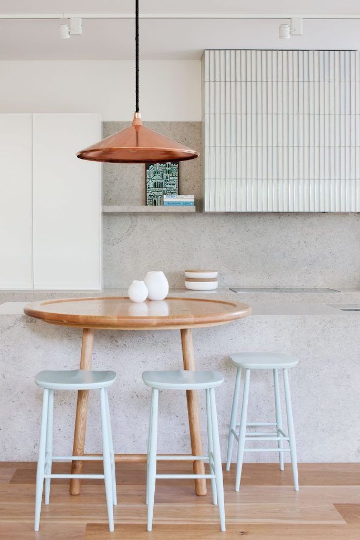 Table bois ronde idée peinture cuisine, quelle couleur mur cuisine intérieur moderne lustre cuivre 