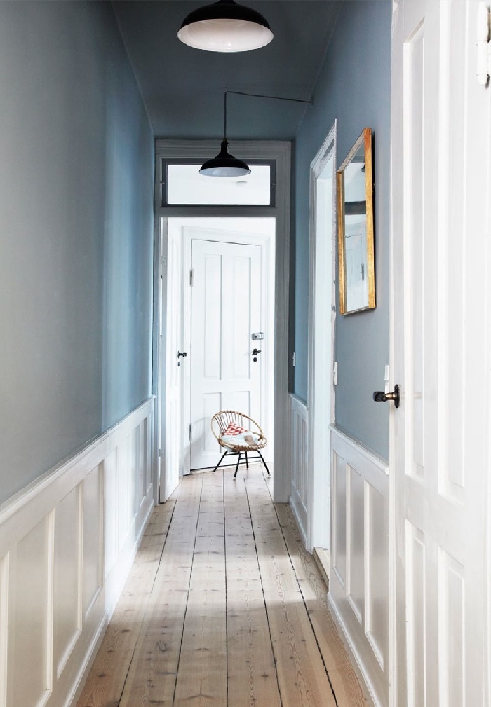 miroir cadre or revêtement de sol parquet bois aménagement entrée peinture bleue éclairage moderne lampe noir et blanc
