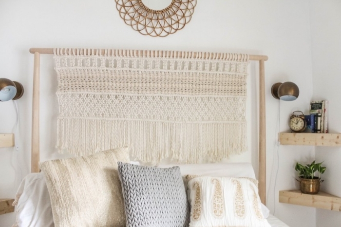 miroir soleil rotin étagère d angle en bois clair accessoires décoratifs applique murale or coussin en crochet gris tete de lit originale macramé