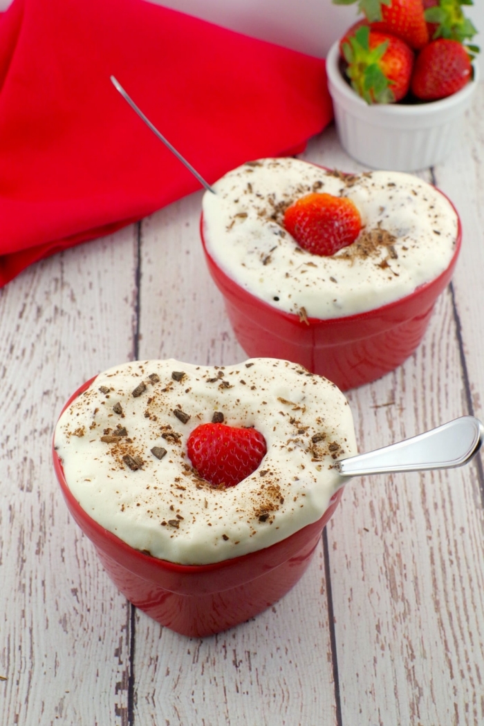 mousse crème cannelle poudre cacao fraises serviette rouge dessert frais et leger table en bois bol forme de coeur rouge dessert